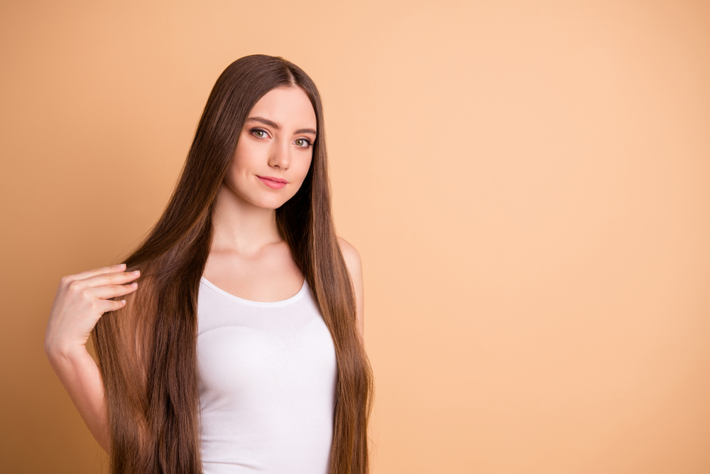 من فوائد النانوكيراتين هي تغذية عميقة للشعر حيث تجعل الشعر أكثر مرونة وانسياباً