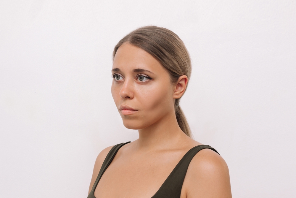 من فوائد دهون الخد تحديد أوضح لخط الفك