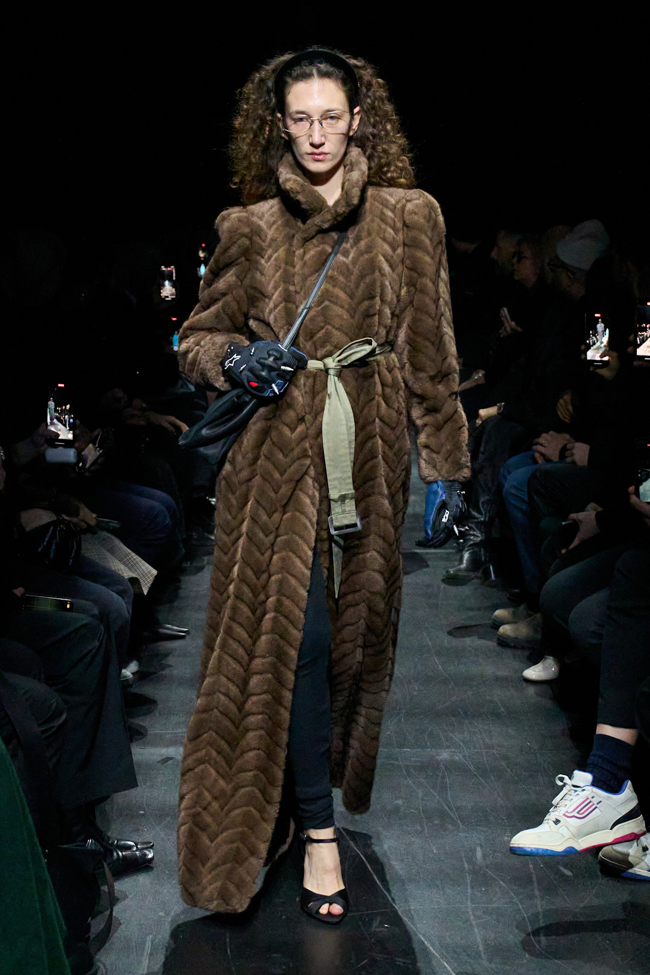 من مجموعة الأزياء الجاهزة Balenciaga لخريف وشتاء 2025