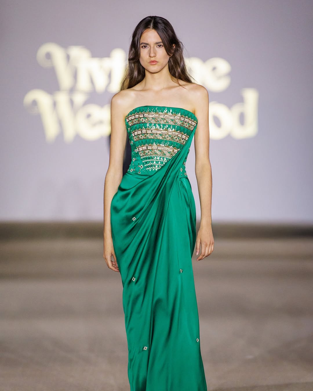 من مجموعة فيفيان ويستوود × فنون التراث التي عُرضت خلال أسبوع الازياء في الرياض