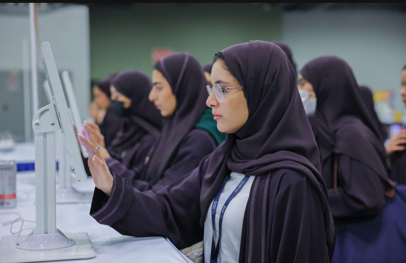 من مشاركة طالبات المملكة في معرض آيسف 2025