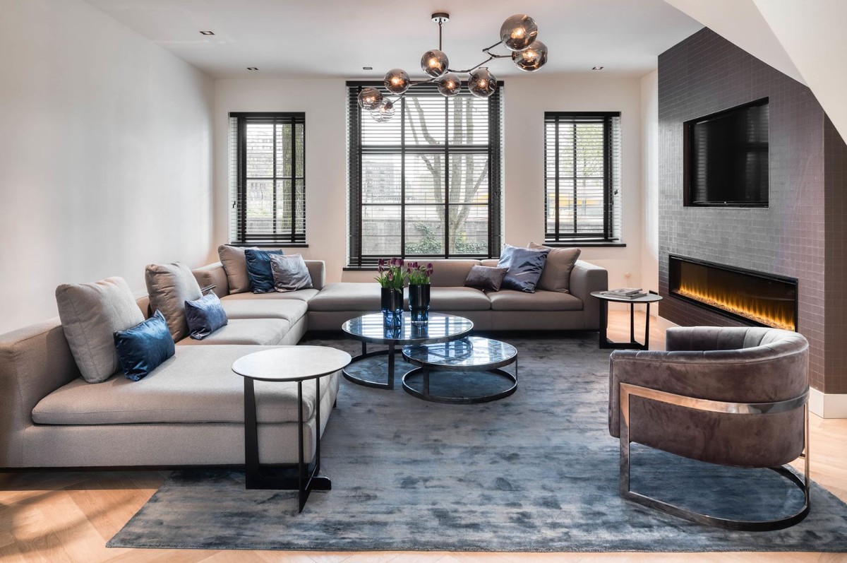 من مميزات السجاد في المنزل تشكيل أجواء الغرفة، إضافة الدفء والراحة وتعزيز جمال الديكور