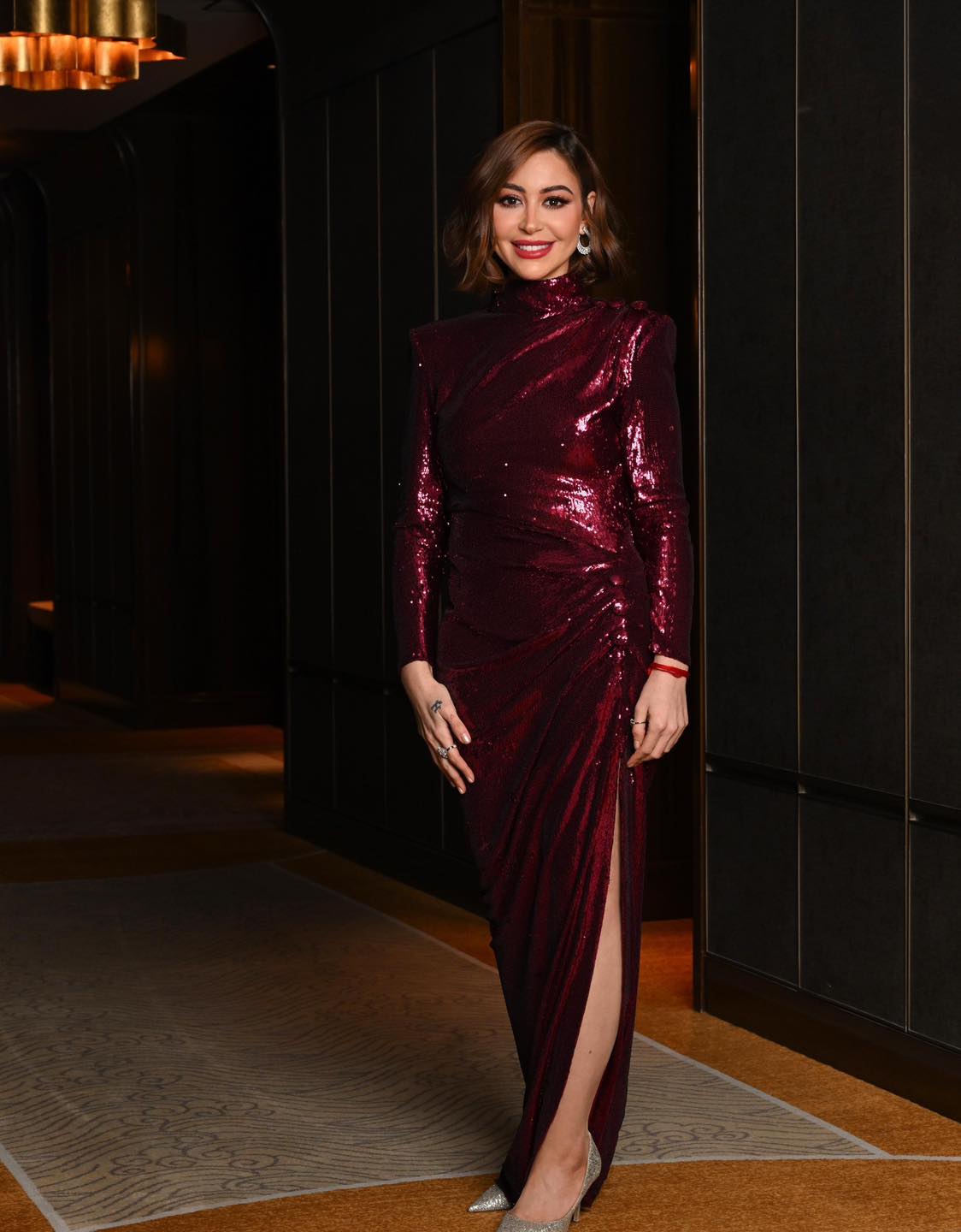 منة شلبي تتعرف لموقف محرج بسبب انقطاع فستانها على المسرح