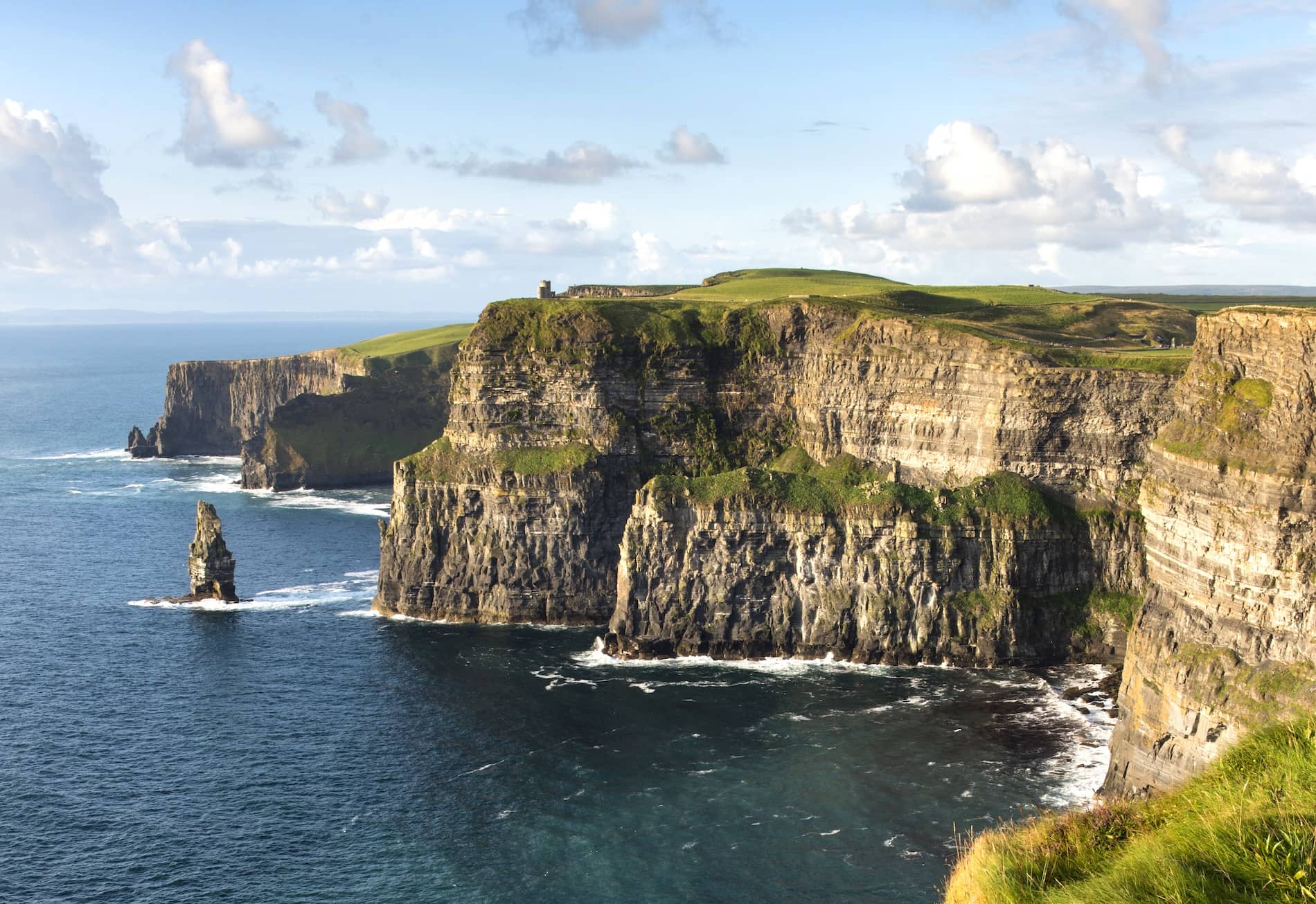 منحدرات موهير كبرياء إيرلندا في وجه المحيط