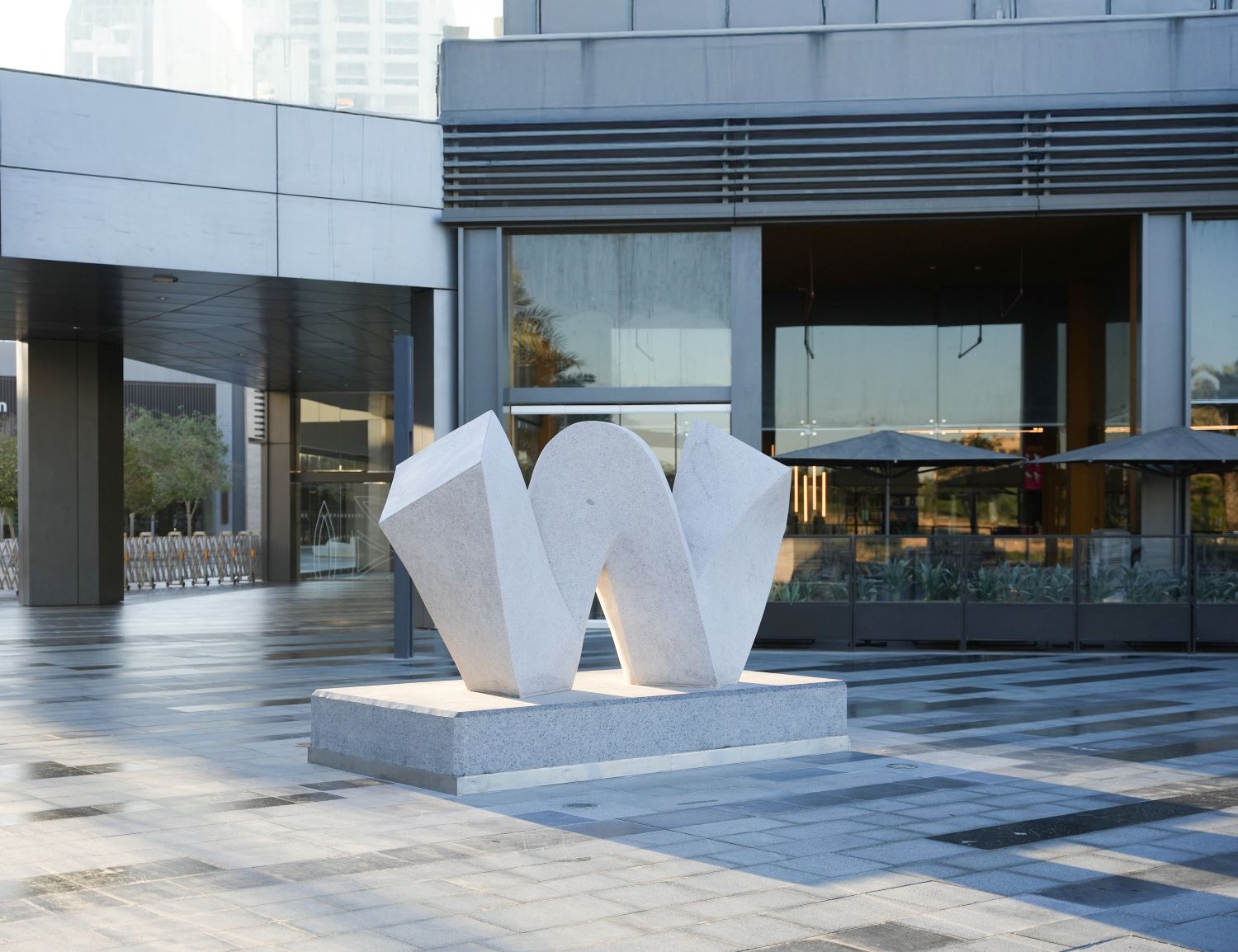 منحوتة الفنان طلال الطخيس في واجهة روشن