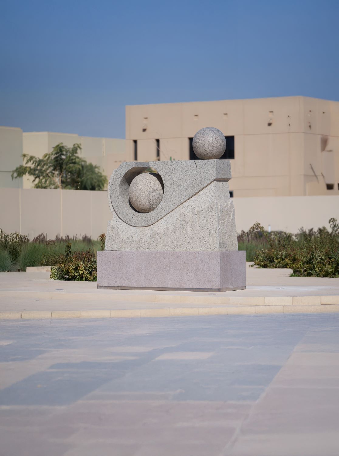 منحوتة الفنان عصام جميل في مجتمع سدرة (روشن)