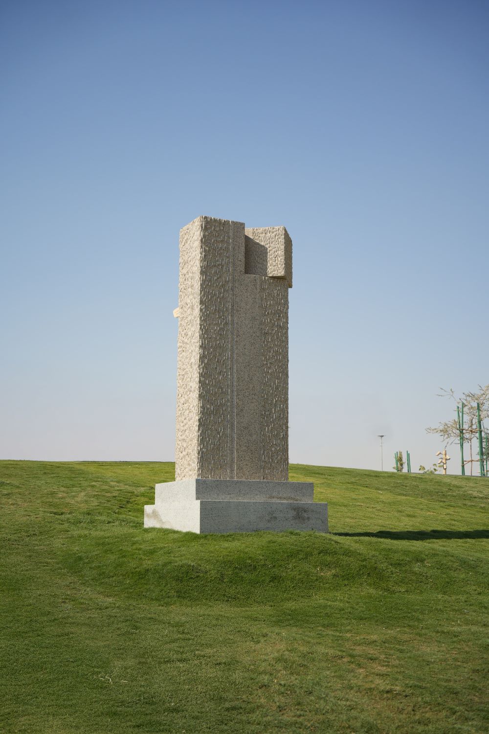 منحوتة الفنان محمد الفارس في المسار الرياضي