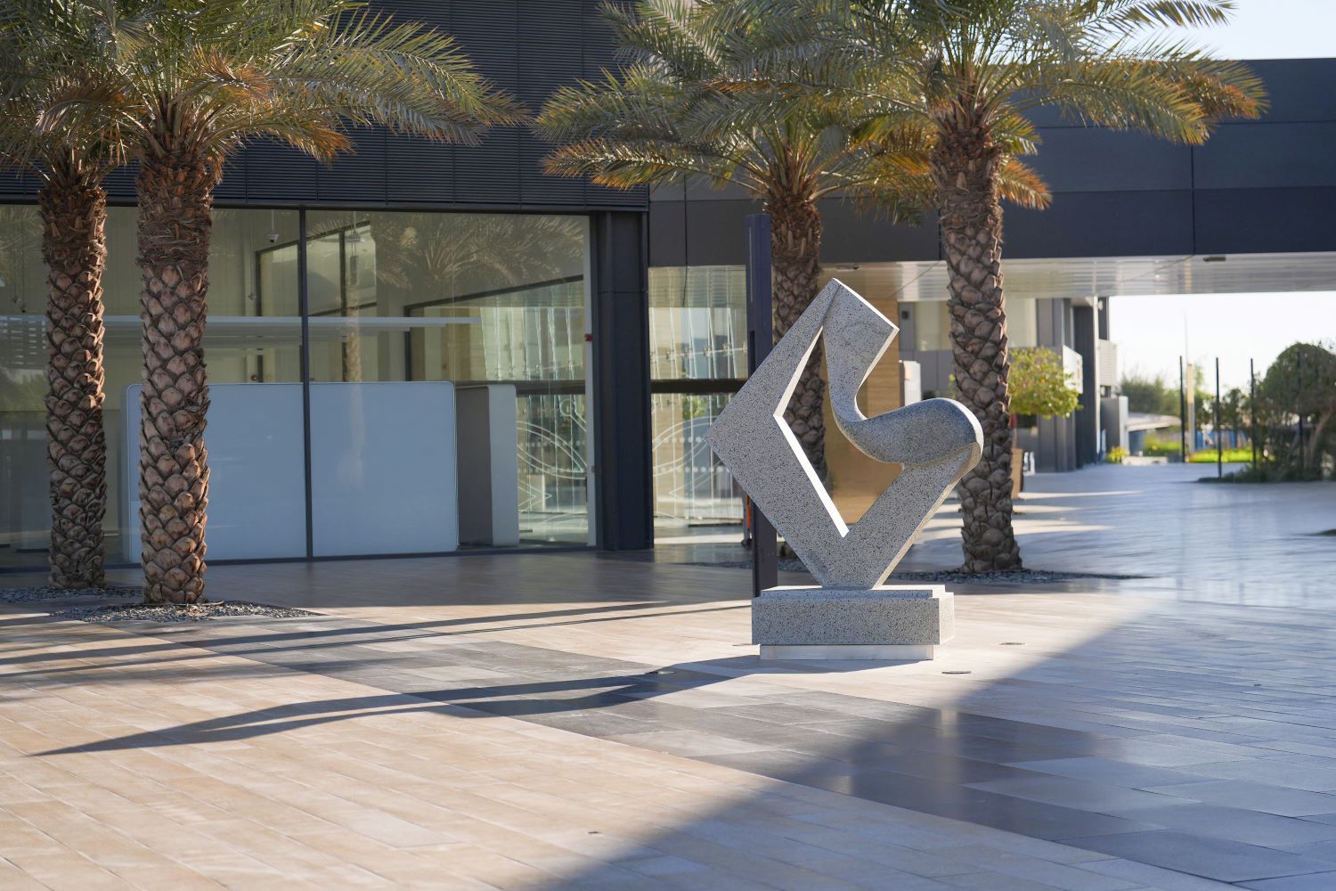 منحوتة الفنانة رجاء الشافعي في واجهة روشن