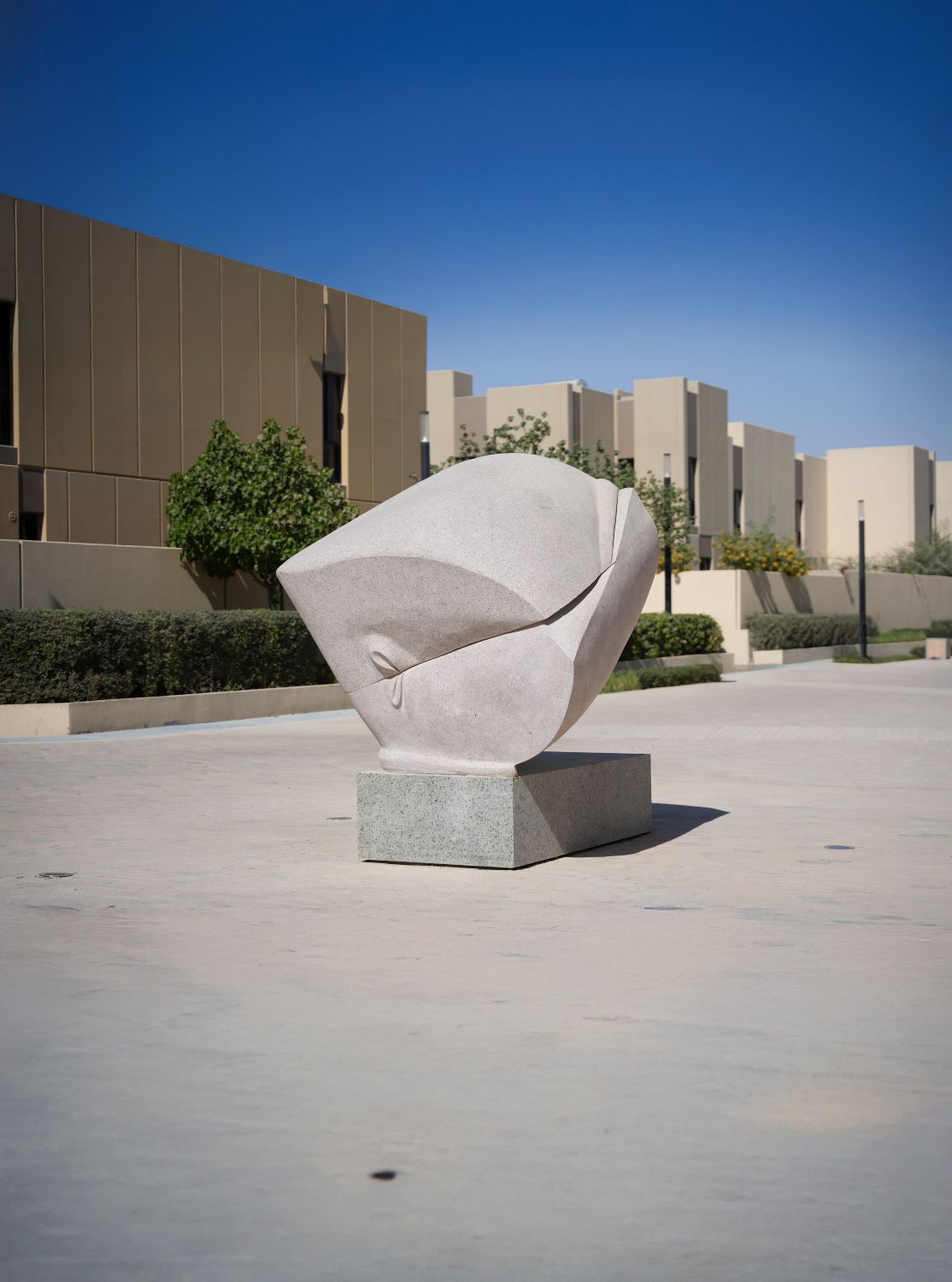 منحوتة الفنانة سحر خلجي في مجتمع سدرة (روشن)