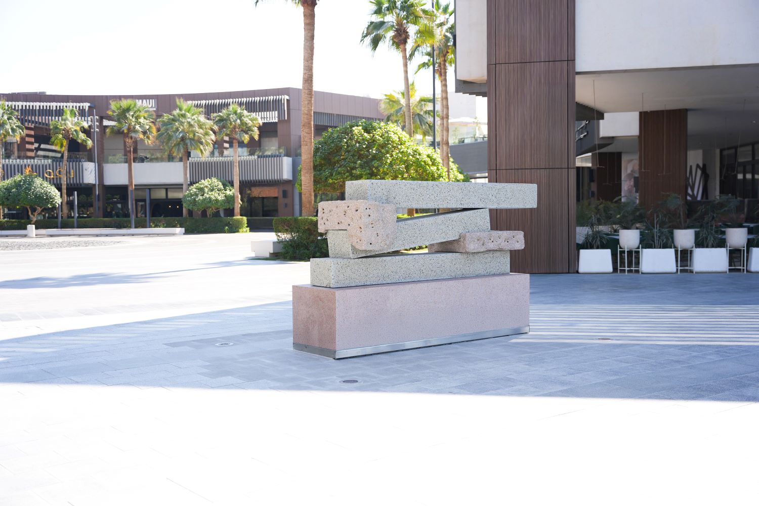 منحوتة الفنانة لمياء مريشد في واجهة روشن