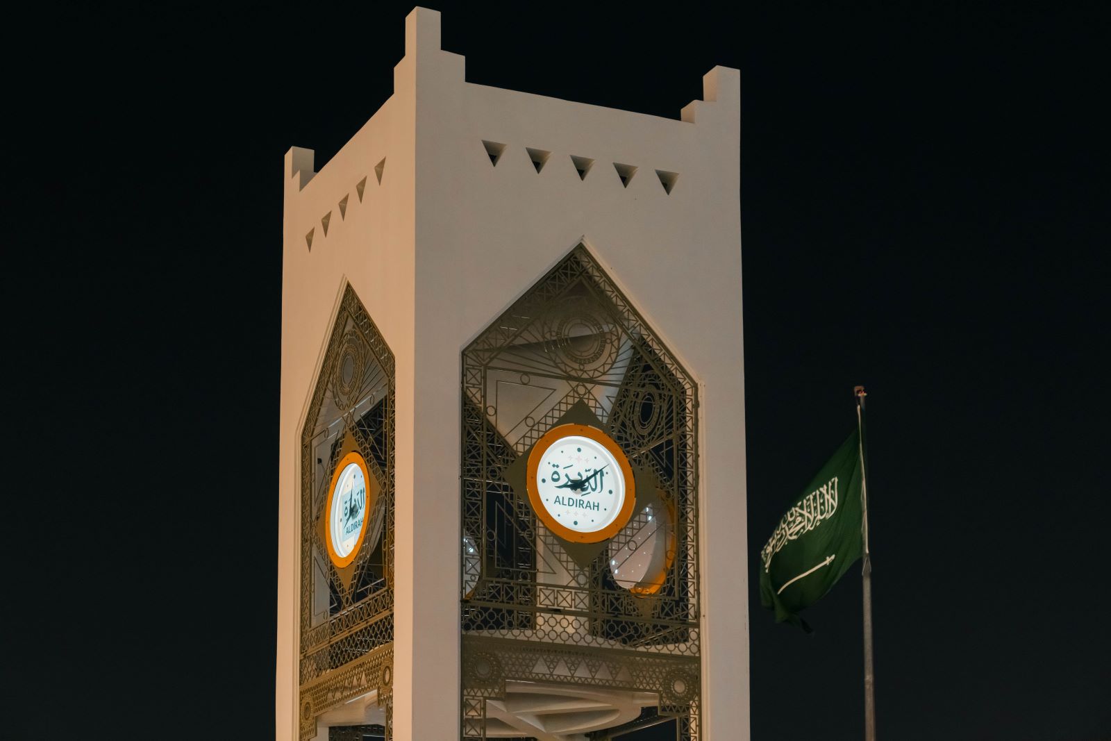 منطقة الديرة ملتقى حيوي يجمع الناس للاستعداد للمناسبات المهمة والاحتفاء بها