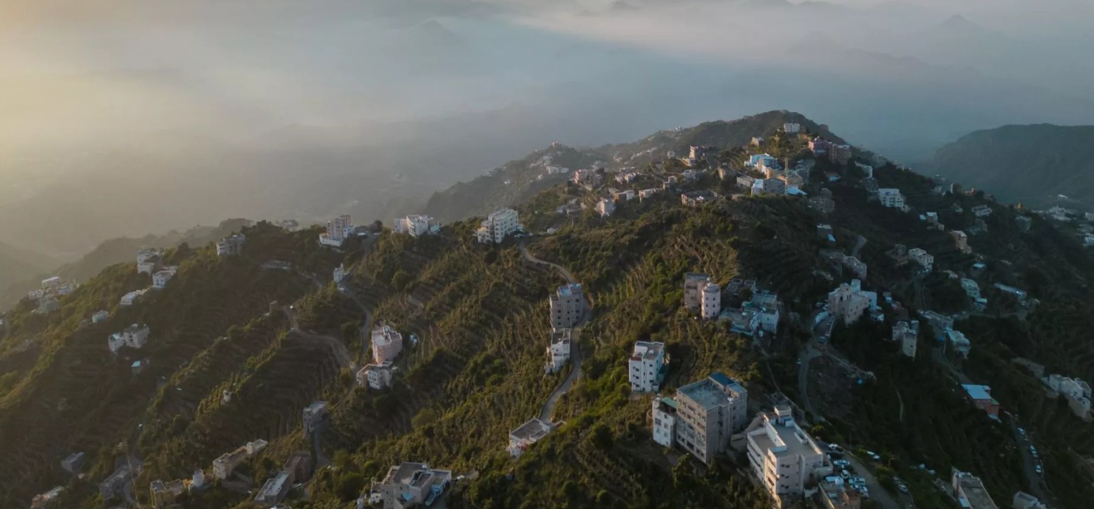 مسطحات خضراء تزيد من جمال المشهد في فيفاء الساحرة