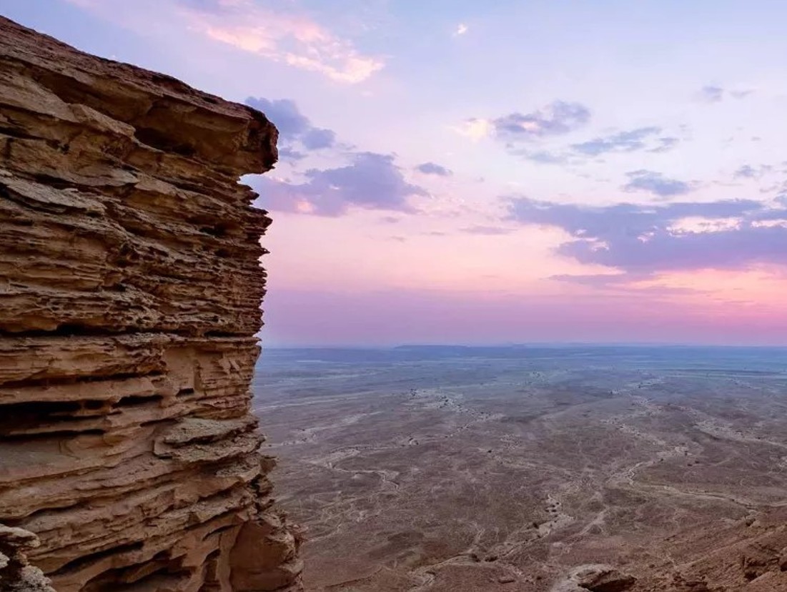 منظر يأسر القلوب لحافة نهاية العالم في الرياض
