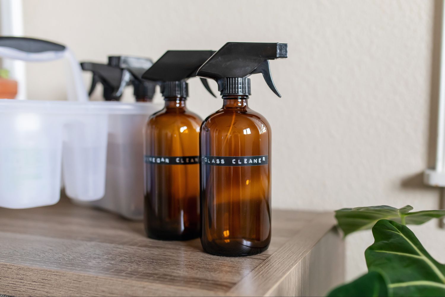 منظفات الزجاج تسبب بهتان اللون وجفاف سطح الخشب