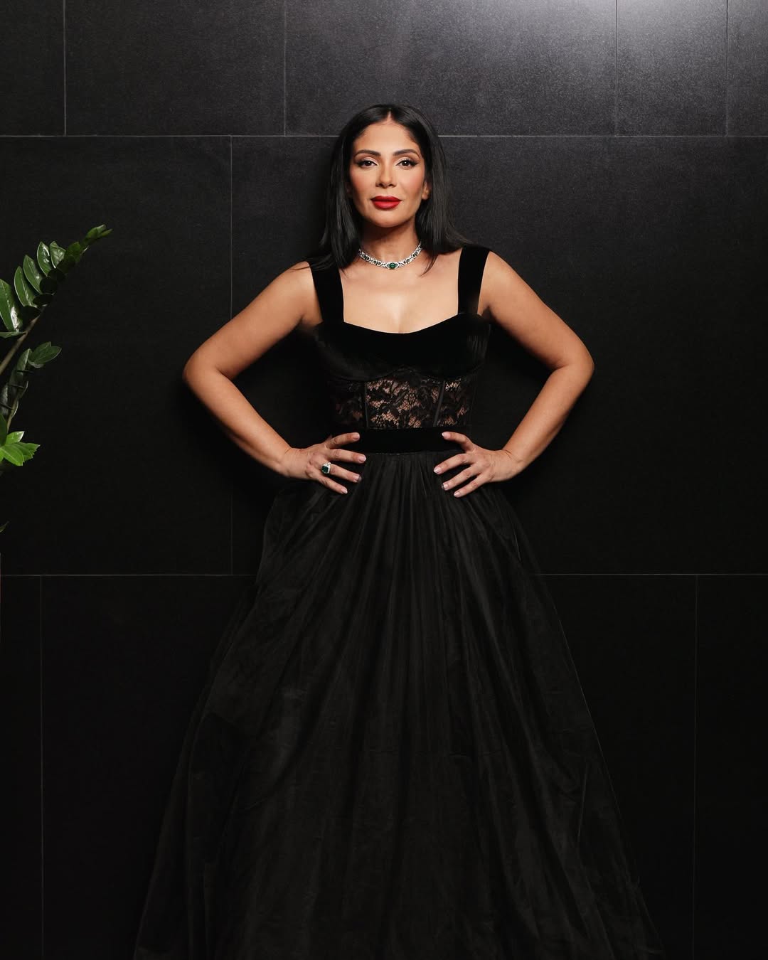 منى زكي بفستان المخمل المنفوش مصمم بالمخمل الأسود في الجزء العلوي