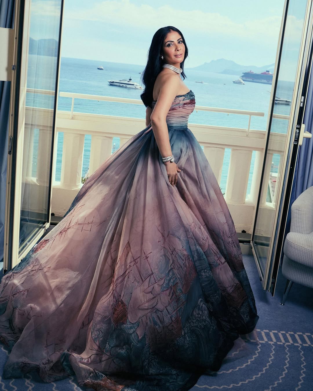 منى زكي بفستان بقصة سترابلس غنية بالثنيات مع قصة الأميرات المنتفخة