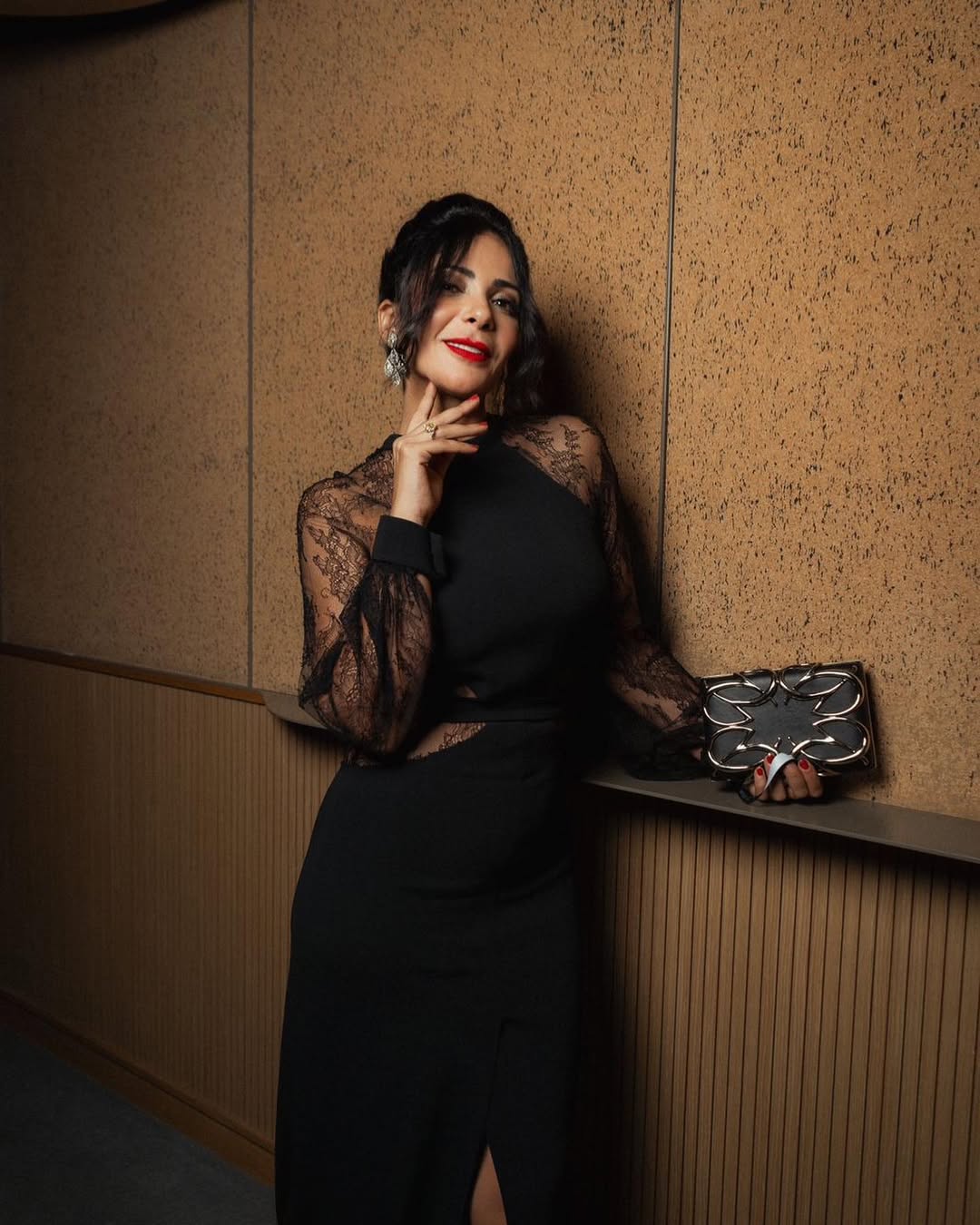 منى زكي بفستان سهرة طويل باللون الأسود من توقيع إيلي صعب