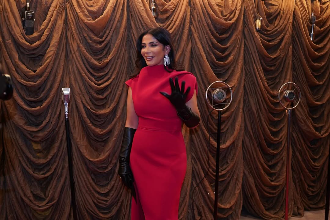 منى زكي بفستان ناعم بتصميم قصير من الجانب وطويل من الجانب الآخر