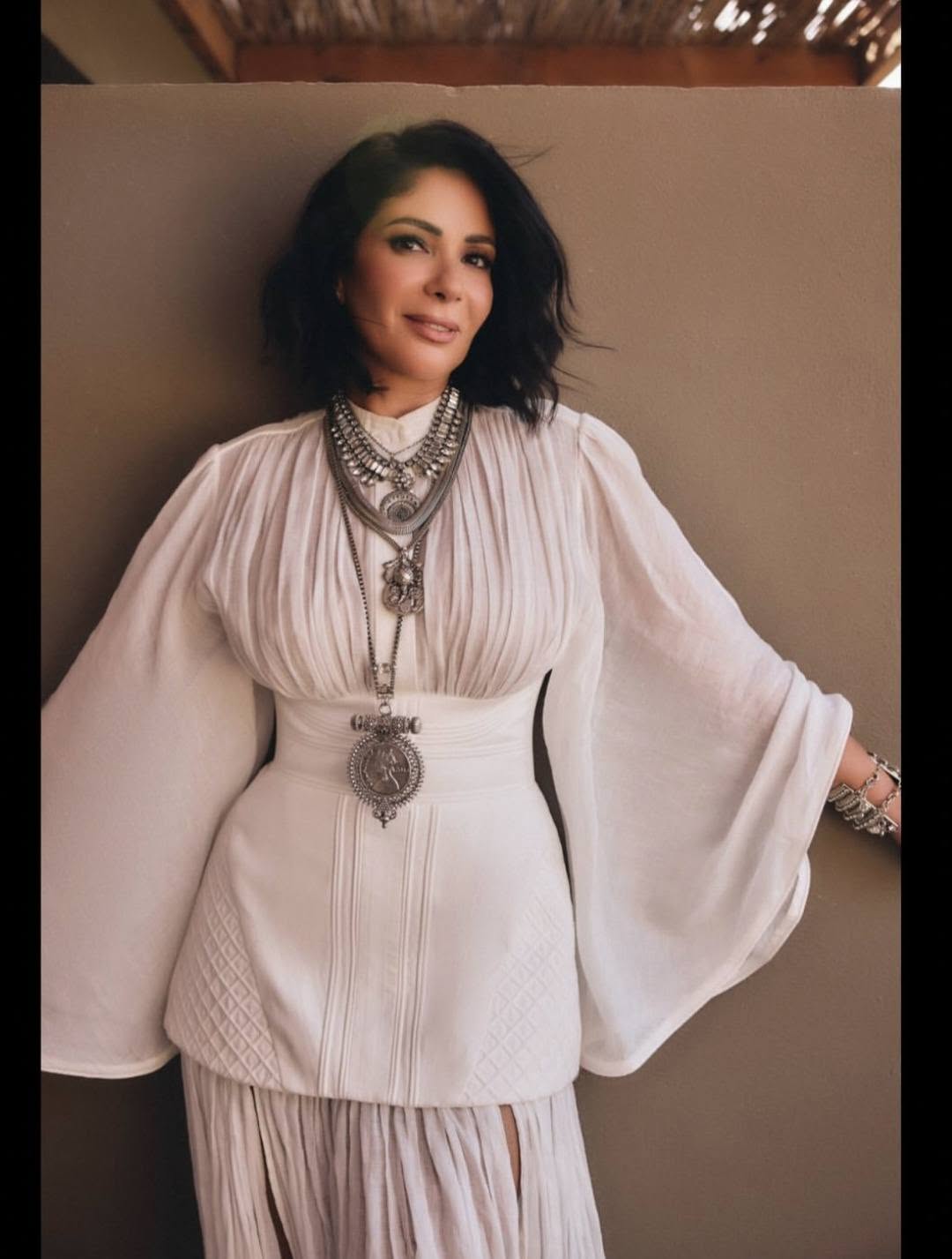 منى زكي بقلادة DYLANLEX بصيحة التكديس الرائجة