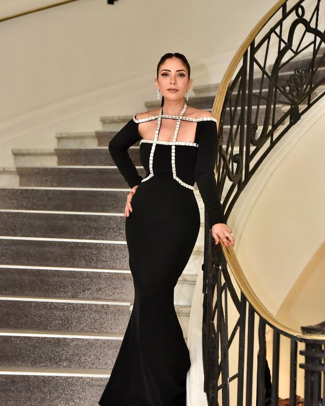 منى زكي ترتدي فستانا بتصميم الحورية المجسم باللون الأسود