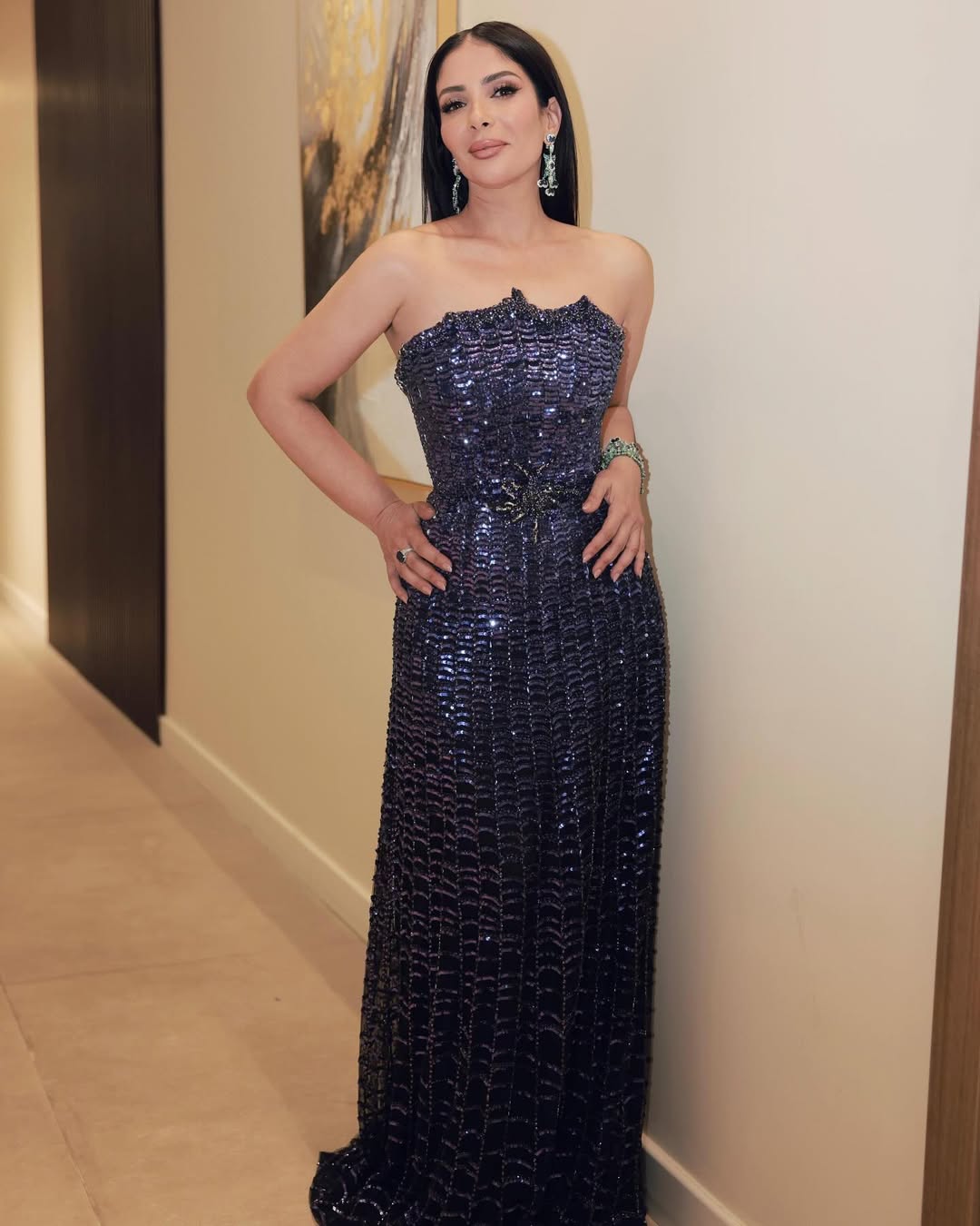 منى زكي ترتدي فستانا سترابلس مغطى بتطريزات براقة من الترتر باللون البنفسجي الداكن