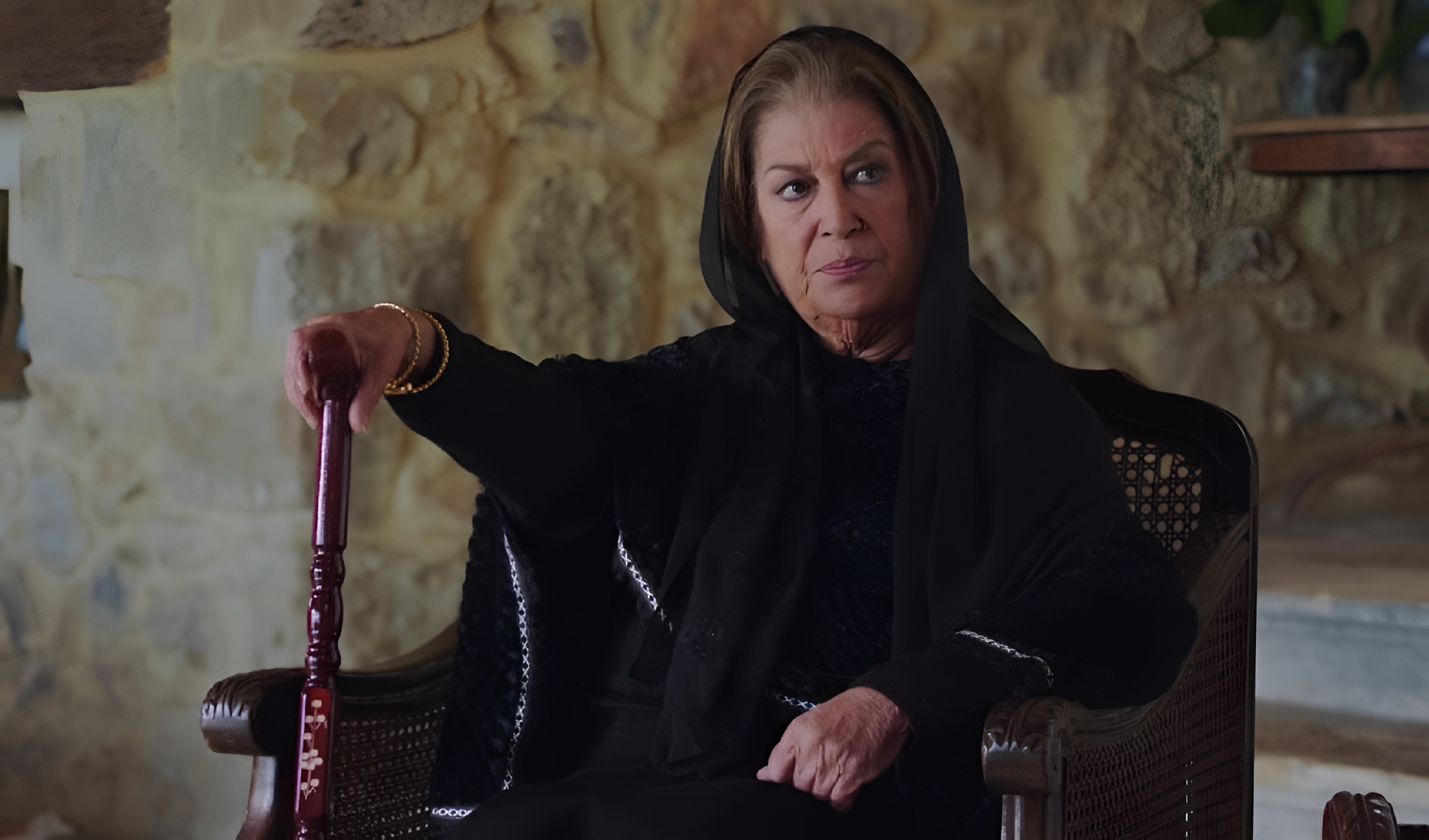 منى واصف تبوح لـ هي بأسرار بريقها ومسيرتها الفنية الملهمة - مجلة هي