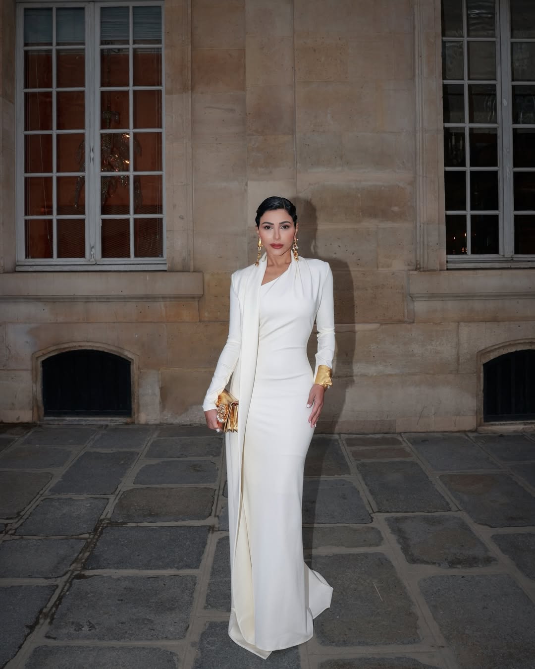 مهيرة اعتمدت لمسة راقية عبارة عن وشاح موصول بالكتف