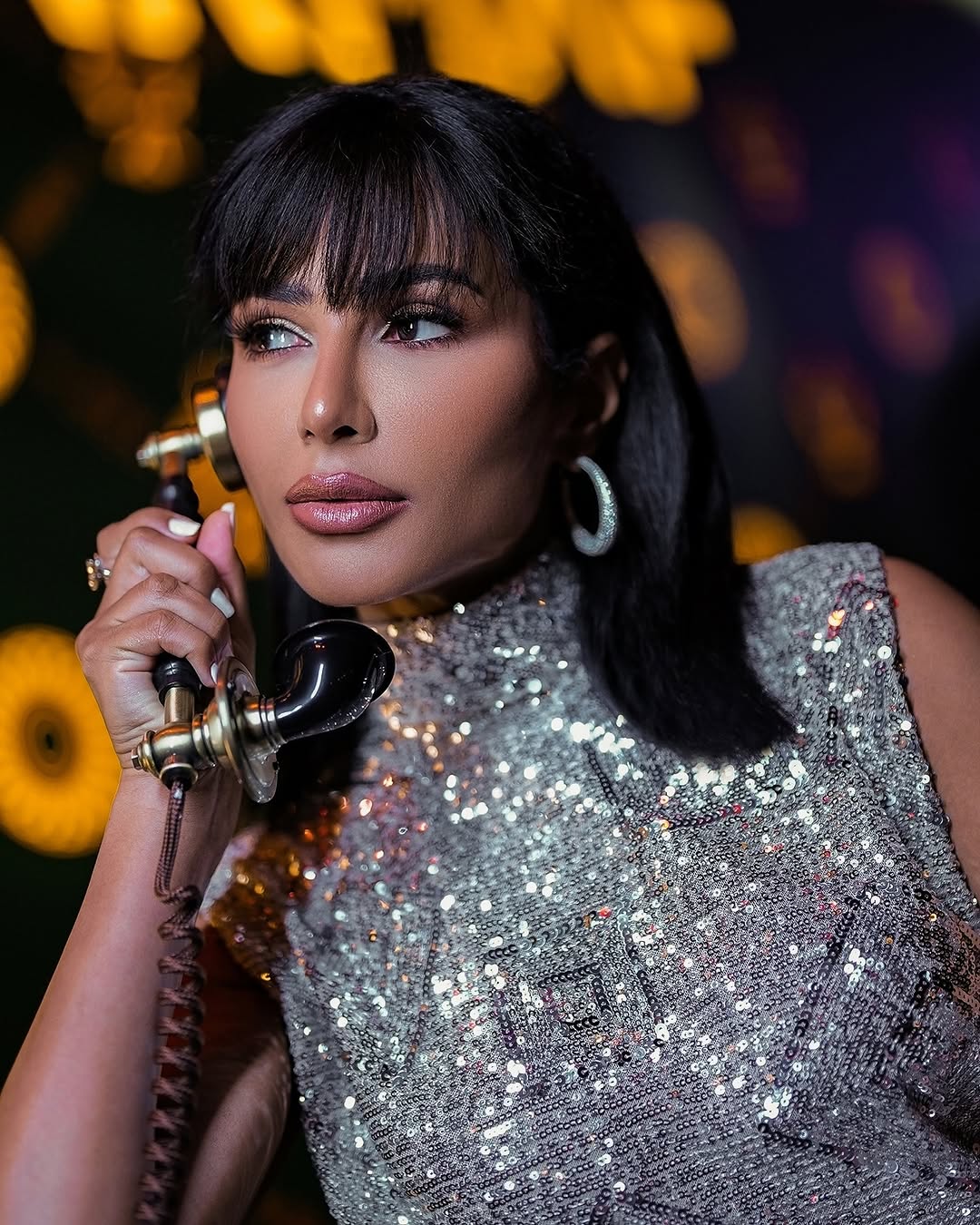 مهيرة عبد العزيز بتسريحة الشعر المنسدل مع الغرة