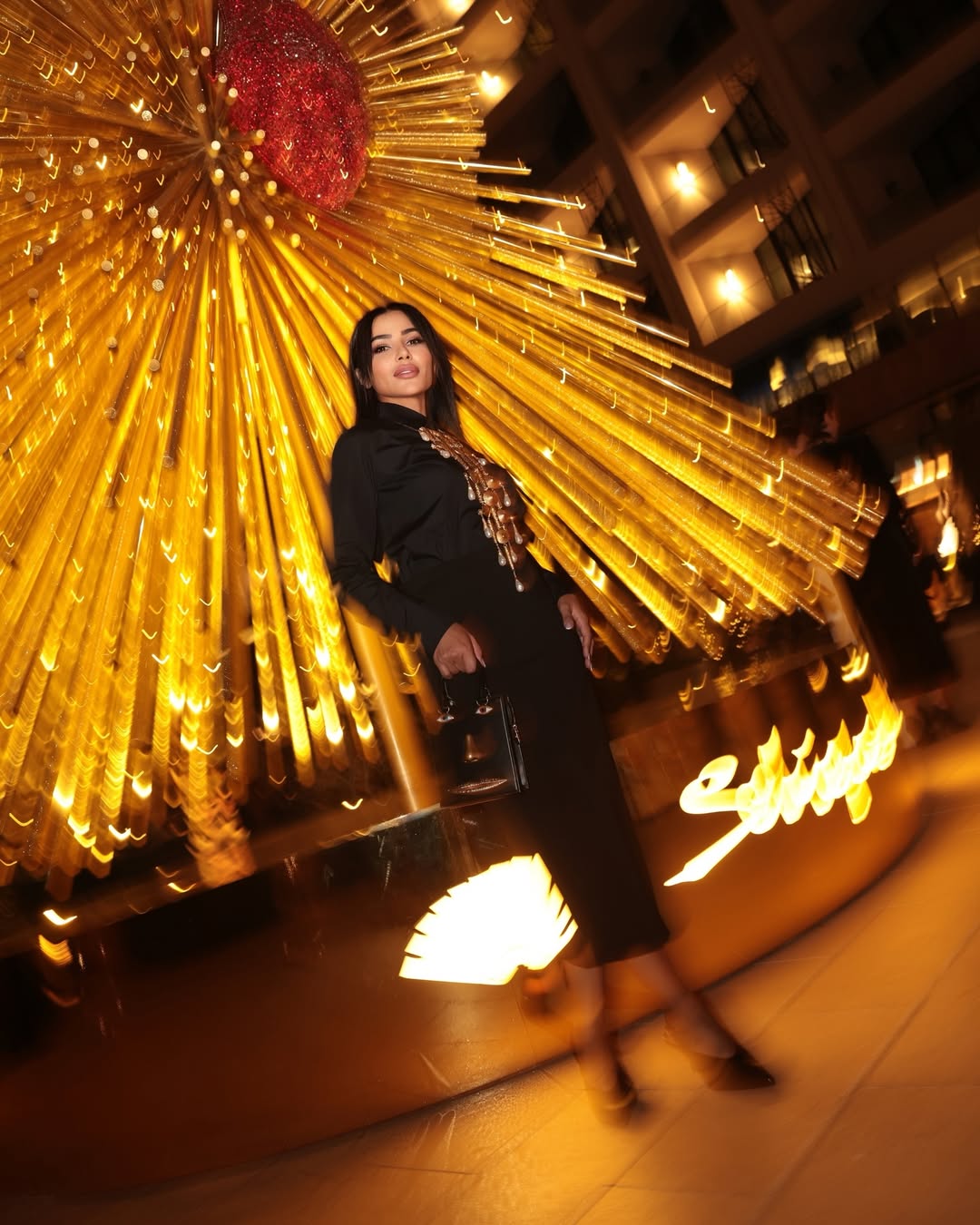 مهيرة عبد العزيز بتنورة ميدي بنسل بالخصر العالي