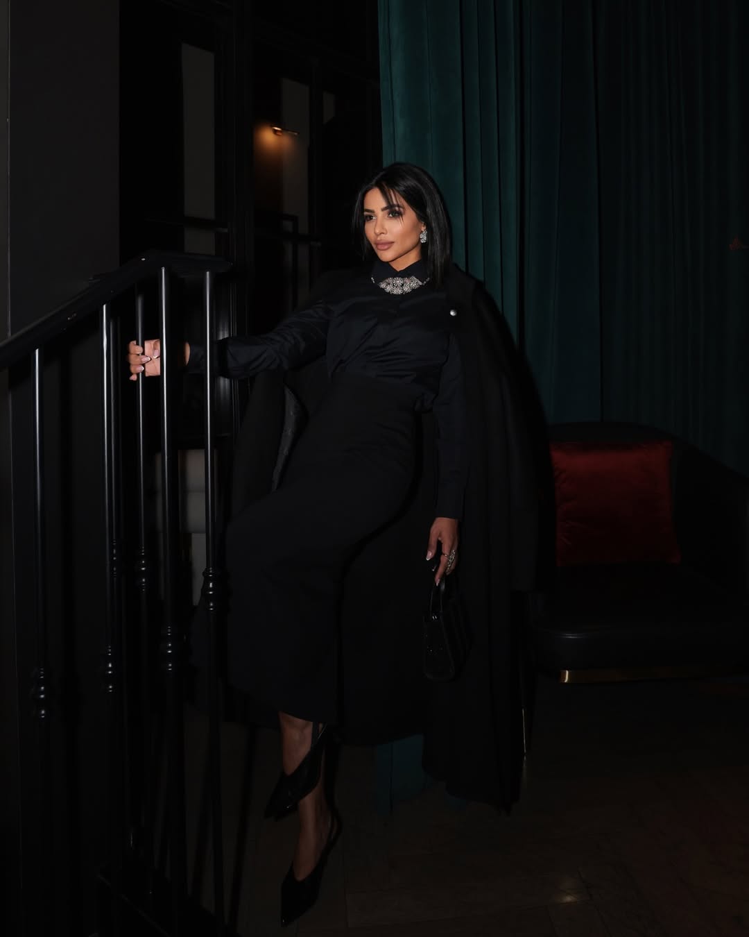 مهيرة عبدالعزيز بالقميص الأسود من الحرير