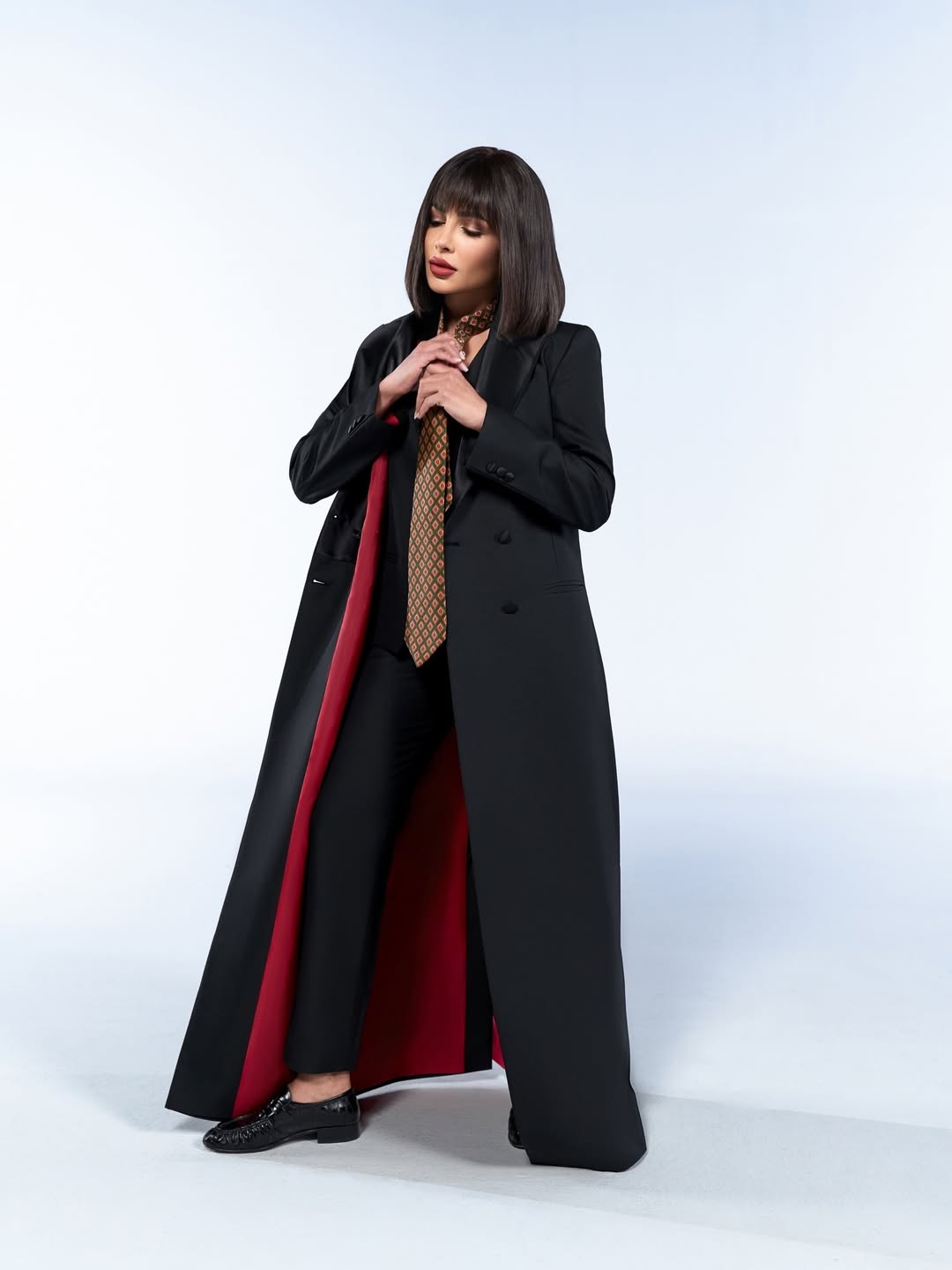 مهيرة عبدالعزيز بعباية مفتوحة بتصميم بليزر كلاسيكي طويل