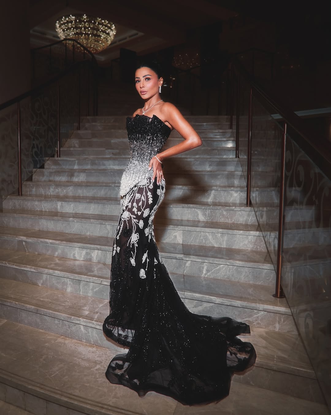 مهيرة عبدالعزيز بفستان سهرة سترابلس مصمم بقصة كورسيه