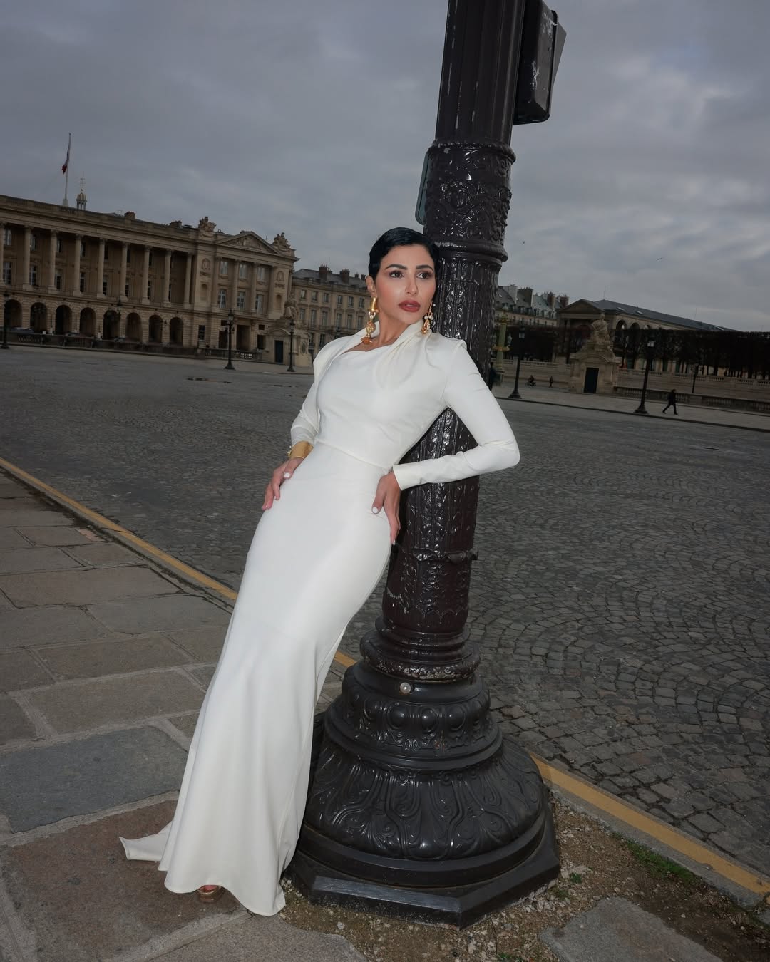 مهيرة عبدالعزيز ترتدي فستانا محتشما باللون الأبيض