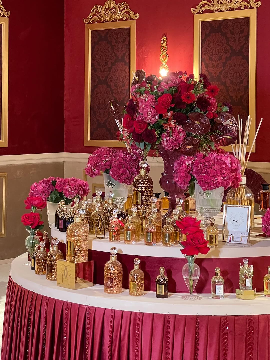 مواءمة زينة الورود مع ركن العطور في الأعراس