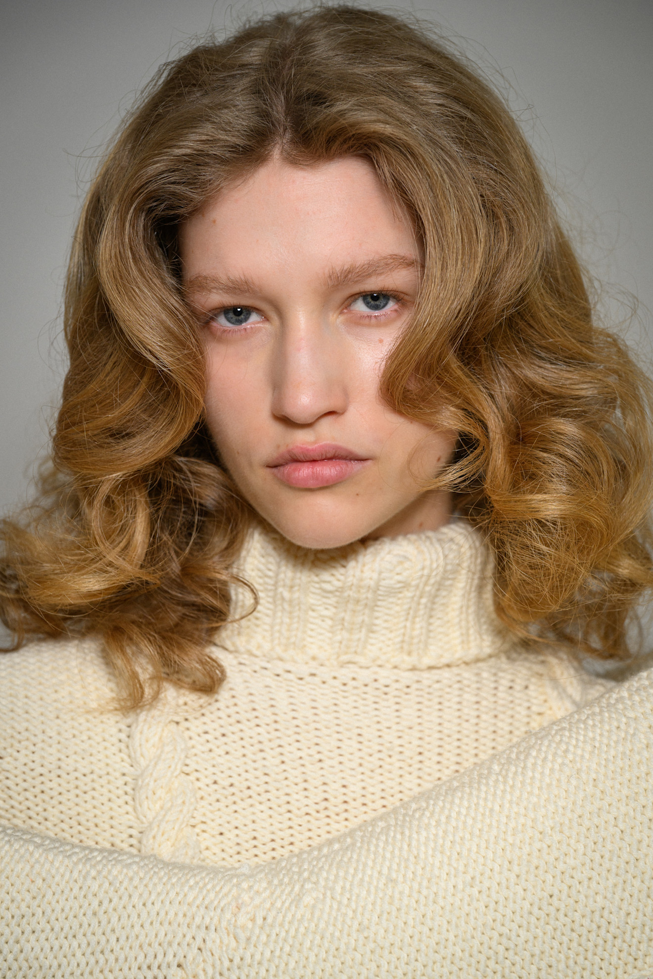 موجة الحواجب العريضة والفاتحة من دار Duran Lantink