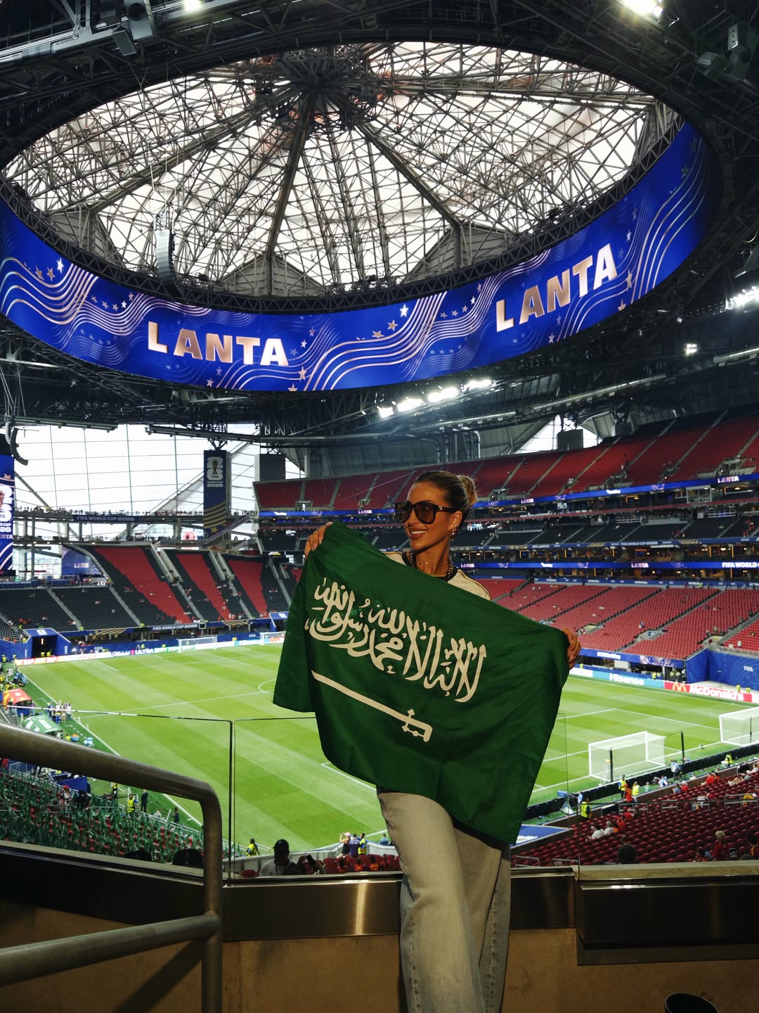 مودل روز تشجع المنتخب السعودي