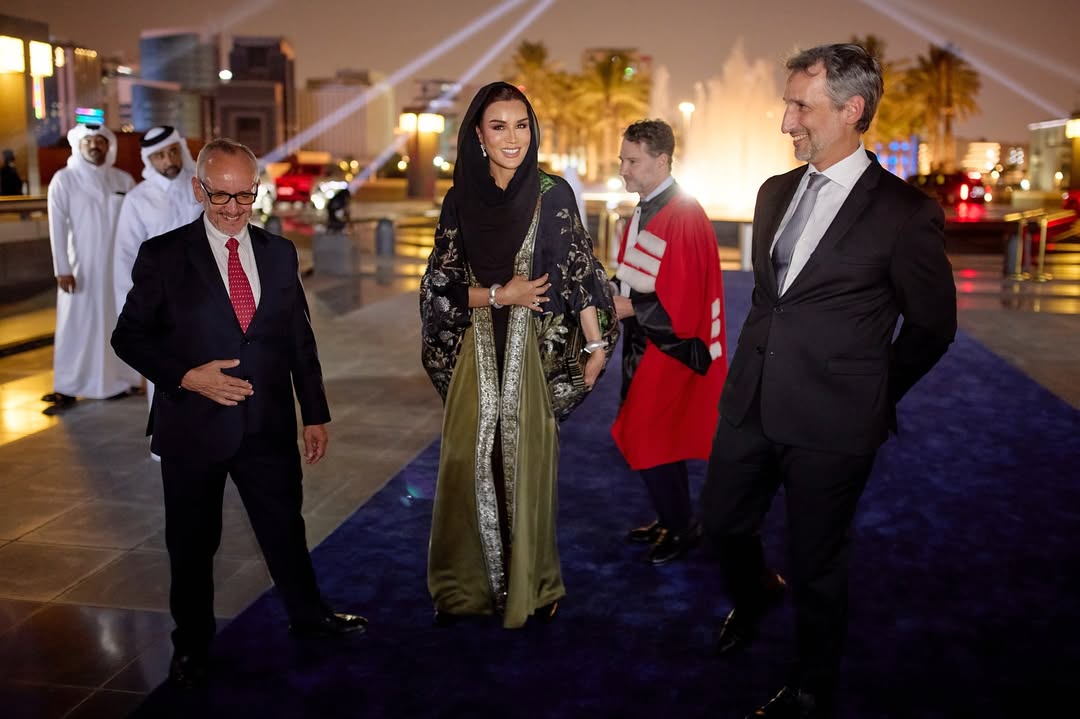 موزة بفستان ضيق تعلوه العباية الفضفاضة بالأكمام الواسعة