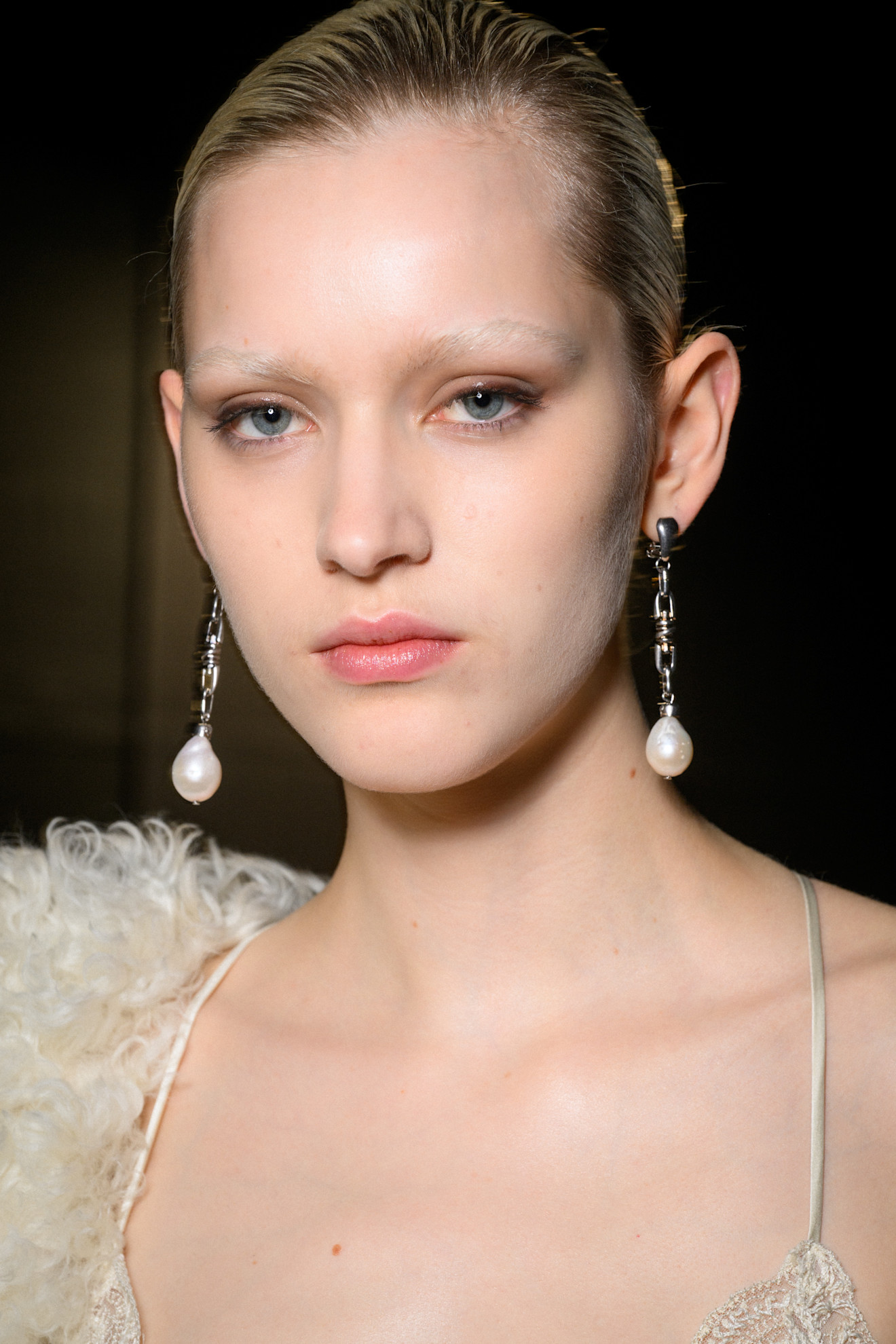 موضة الحواجب الرمادية والفاتحة من دار Ermanno Scervino