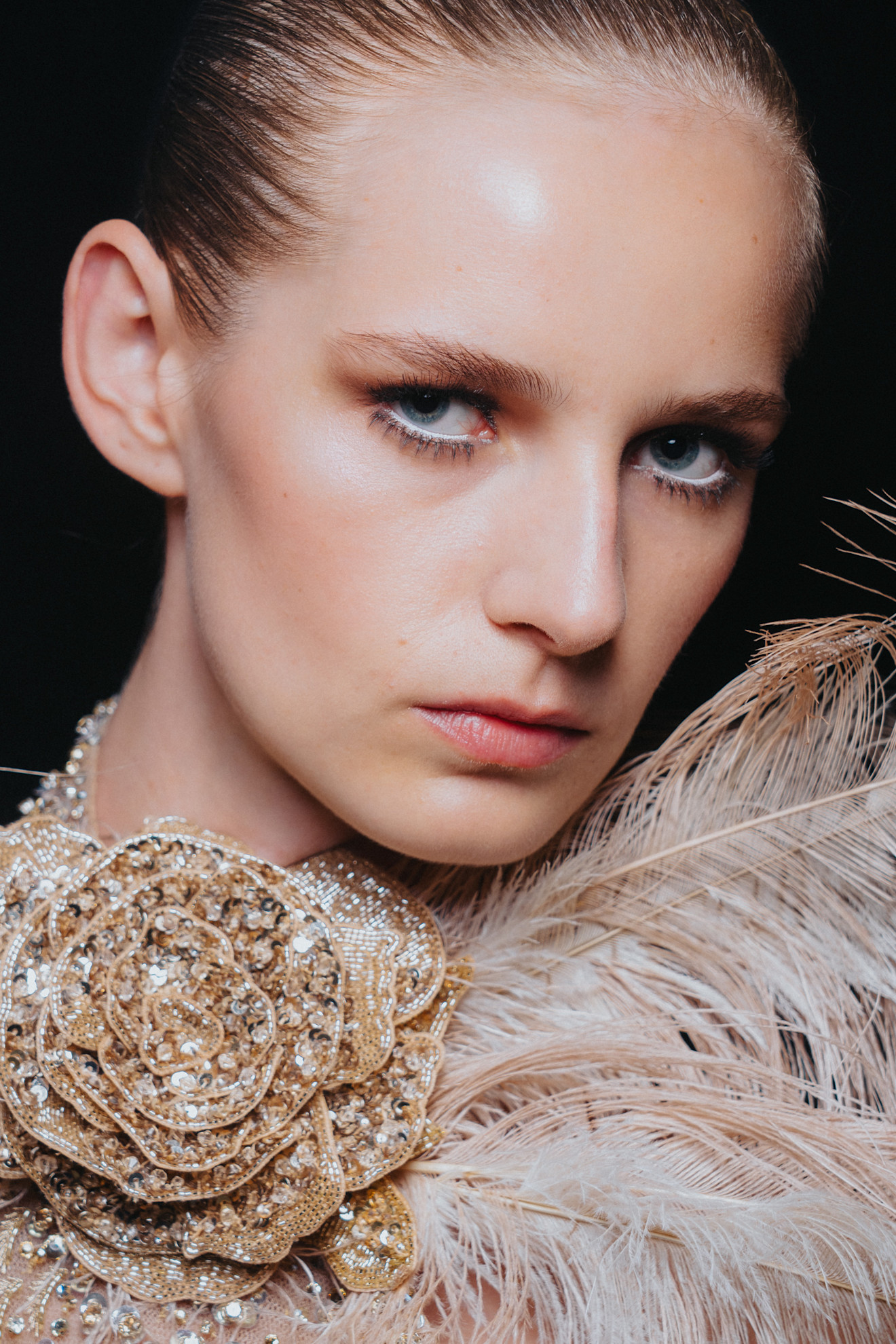 موضة المكياج البني مع الخطوط البيضاء من دار Elie Saab