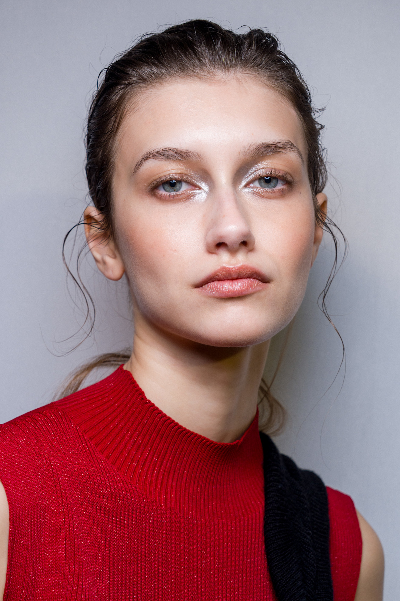 موضة المكياج الغليتر والفضي من دار Cfcl