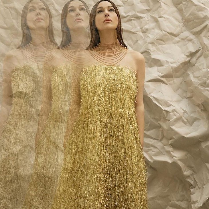 مونيكا بيلوتشي Monica Bellucci بقلادة متعددة الصفوف من كارتييه Cartier 