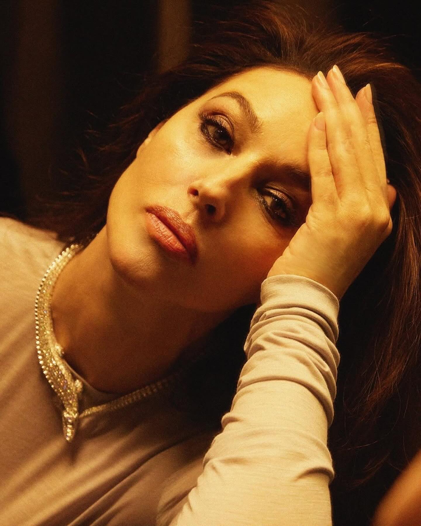 مونيكا بيلوتشي Monica Bellucci بتصاميم مجوهرات أنثوية فارهة