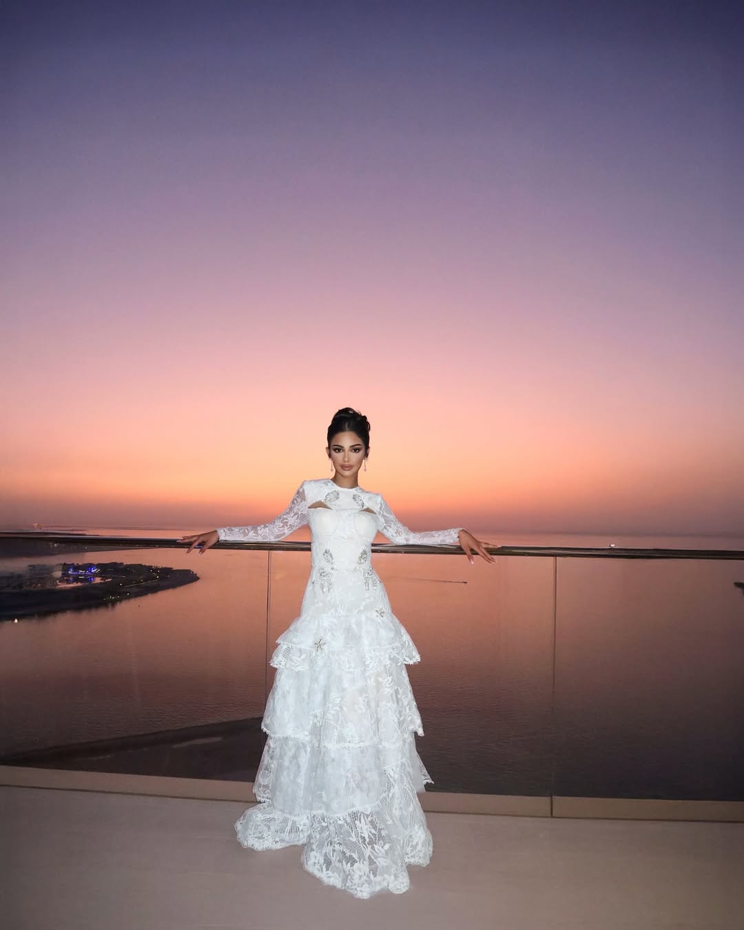 مى الكناني بفستان سهرة طويل باللون الأبيض