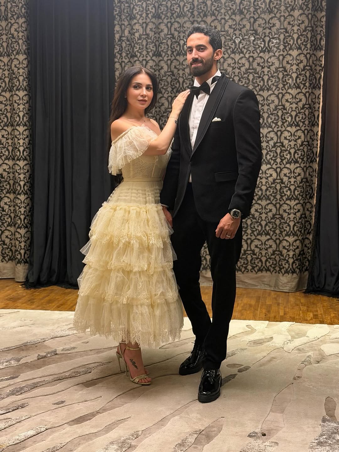 مي عز الدين مع خطيبها خلال حفل عقد القران