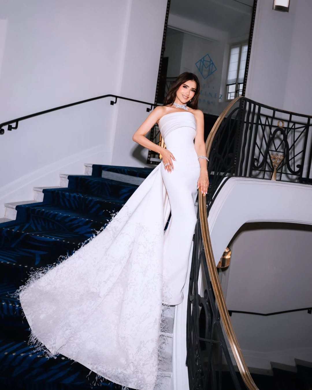 مي بفستان بقصة سترابلس محددة بطيات الحرير