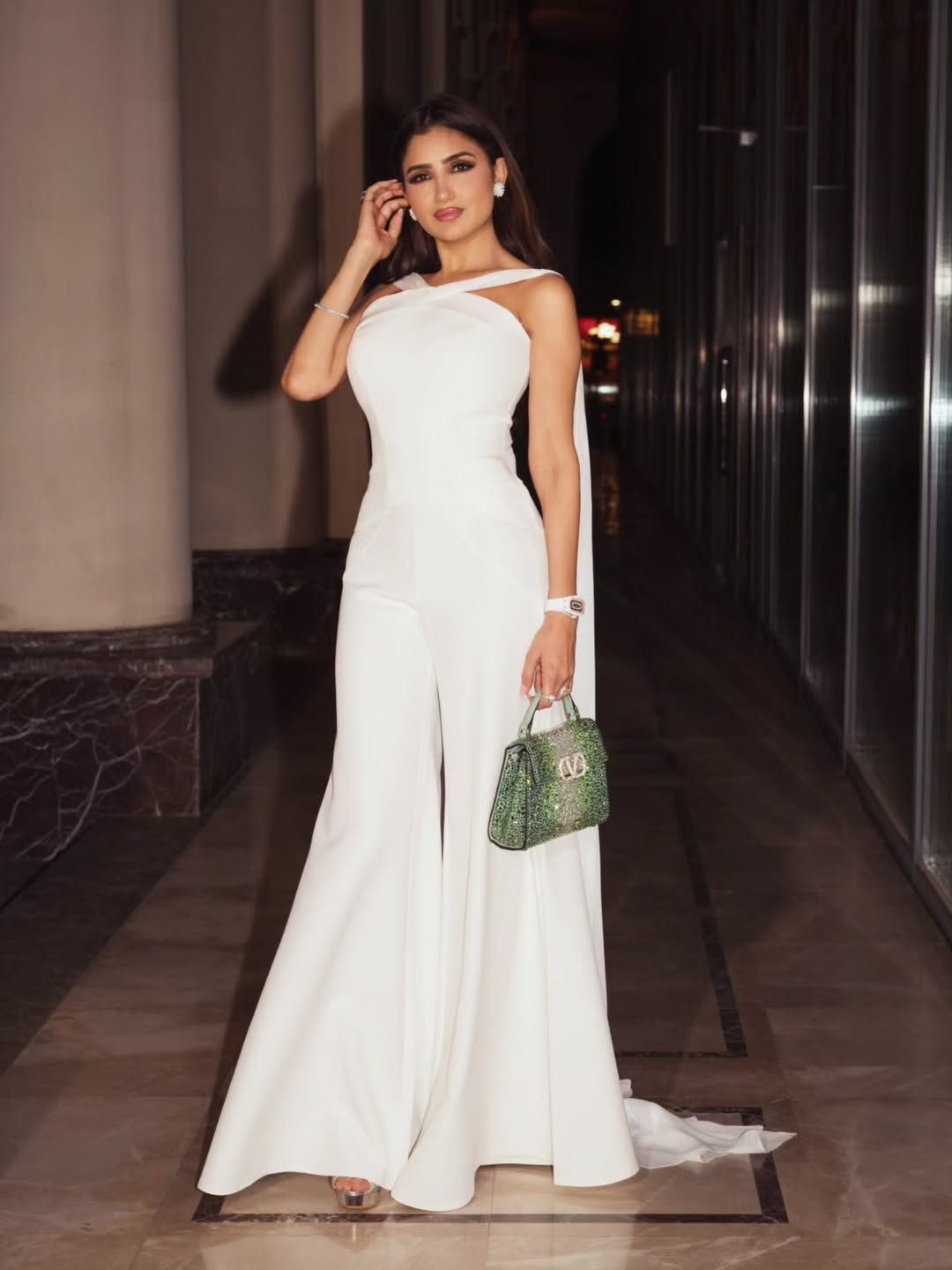 مي صيحة بالجمبسوت بتصميم مجسم بأرجل فضفاضة مع ياقة الهالتر