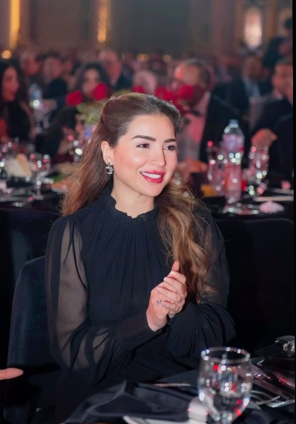 مي عز الدين بأقراط الذهب الأبيض والألماس المرصّع بحجر كريم باللون الأسود وخاتم ماسي فاره