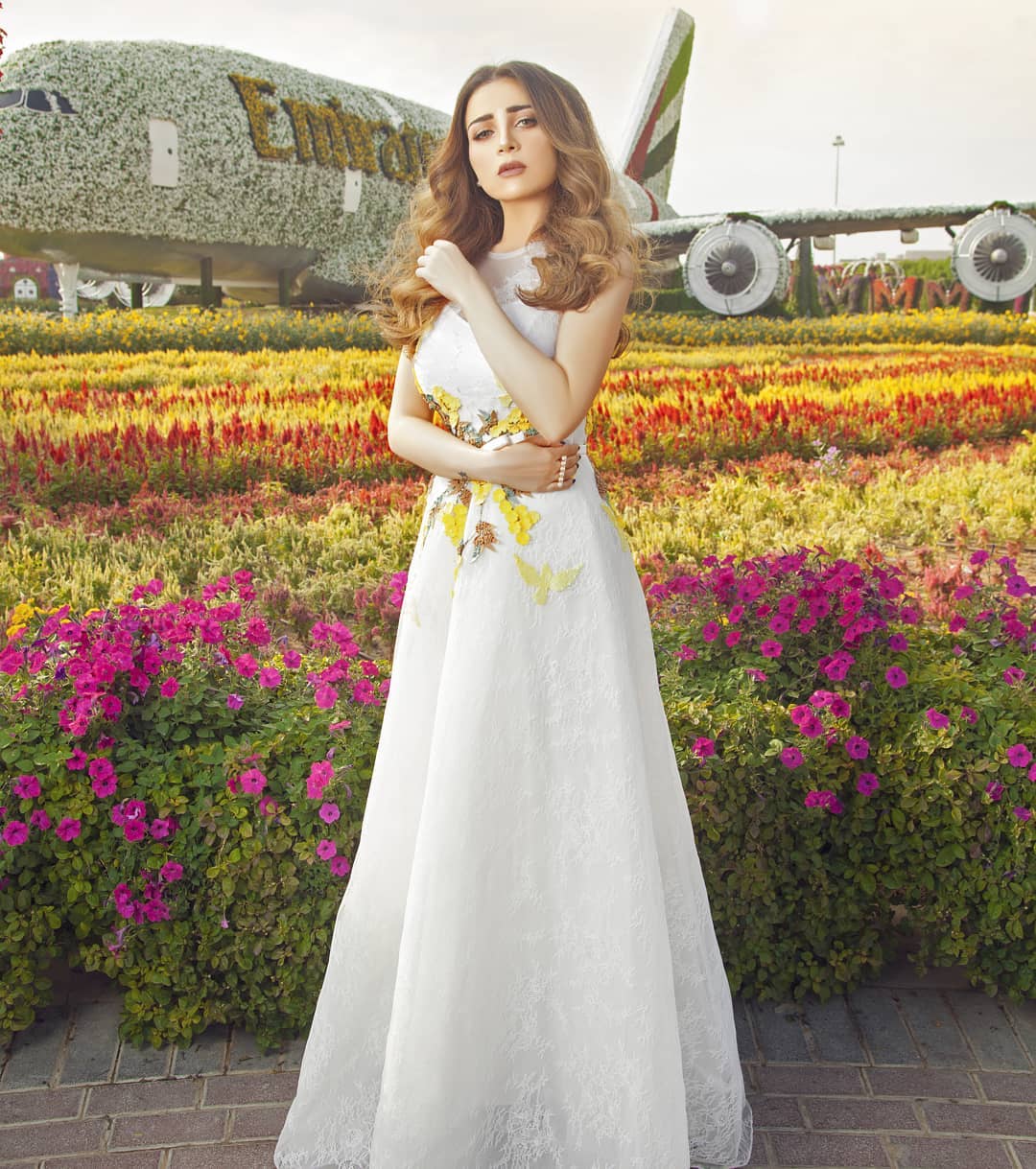 مي عز الدين بفستان ابيض بتطريزات الورود