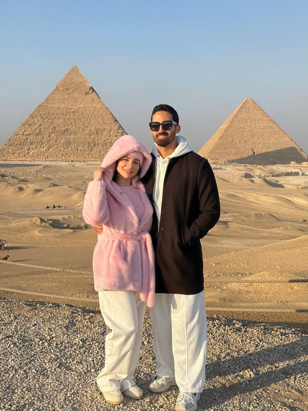 مي عز الدين في فترة راحة أمام الأهرامات