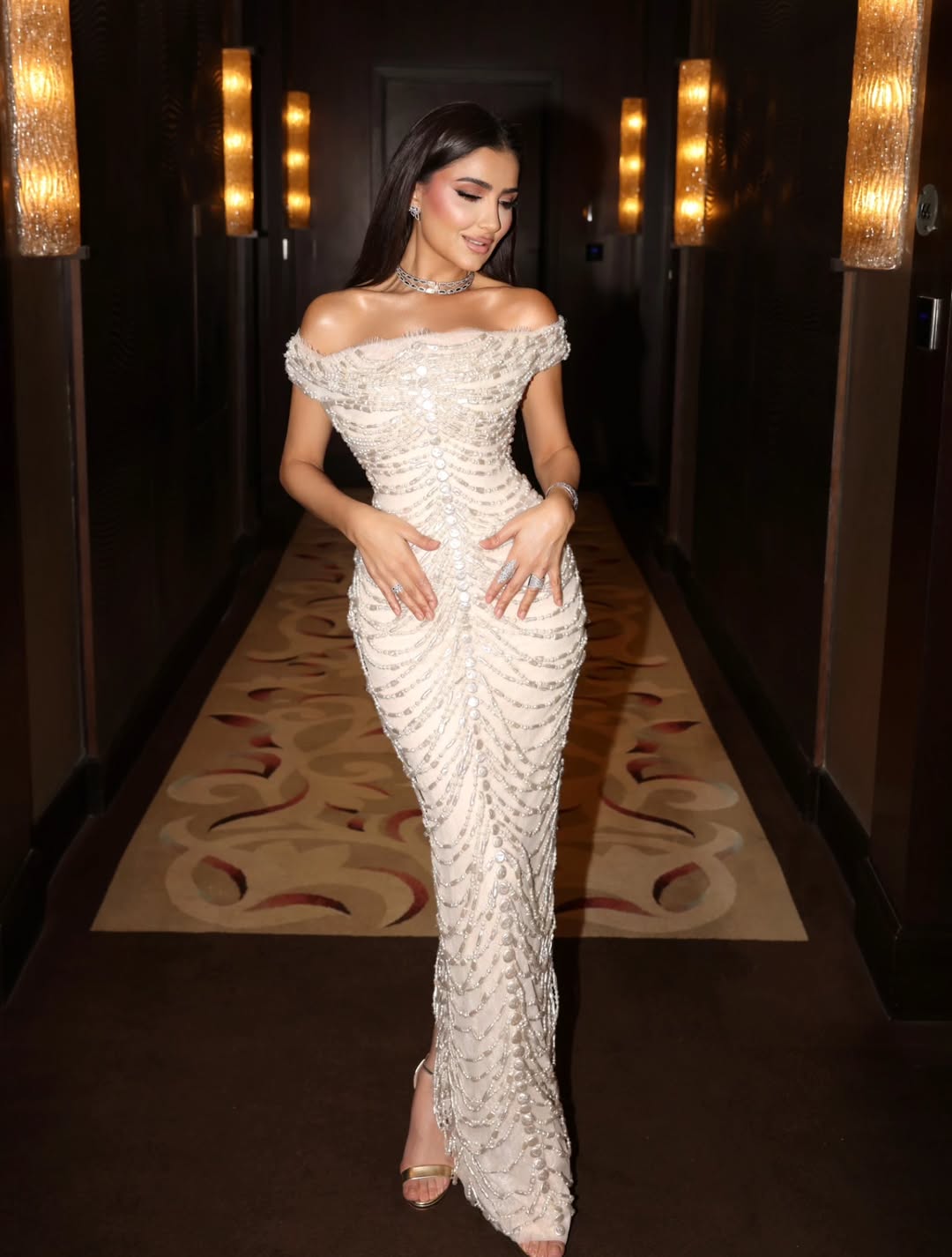 مي عمر بالفستان العاجي